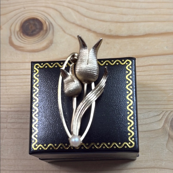 Elegant Gold Tulip Brooch with Pearl Accent - Picture 1 of 3